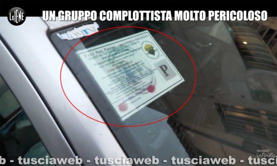 ""Donna viva" - Il "pass" sulle auto degli adepti della setta complottista nel Viterbese