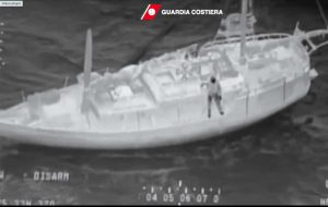 Velista salvato dalla guardia costiera