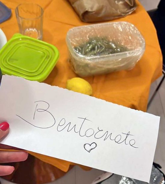 Il bigliettino lasciato alla sindaca Chiara Frontini
