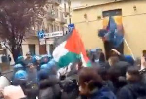 Torino - Scontro tra studenti e poliziotti durante una manifestazione pro-Palestina