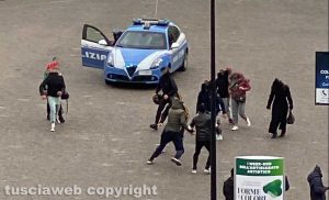 Viterbo - Maxirissa al Sacrario - La polizia sul posto