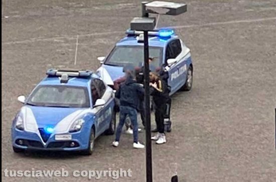 Viterbo - Maxirissa al Sacrario - La polizia sul posto