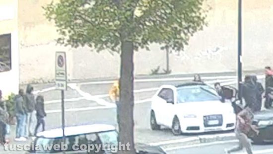 Maxirissa al Sacrario - Un uomo con la mazza rompe il parabrezza dell'Audi bianca