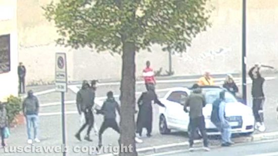 Maxirissa al Sacrario - Un uomo con la mazza rompe il parabrezza dell'Audi bianca