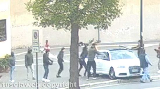 Maxirissa al Sacrario - Un uomo con la mazza rompe il parabrezza dell'Audi bianca