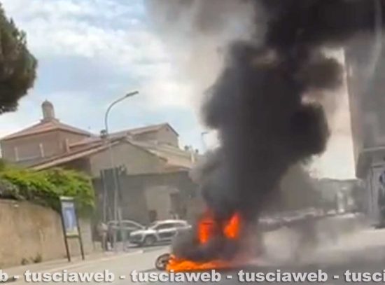Viterbo - Ciclomotore in fiamme fuori porta Romana