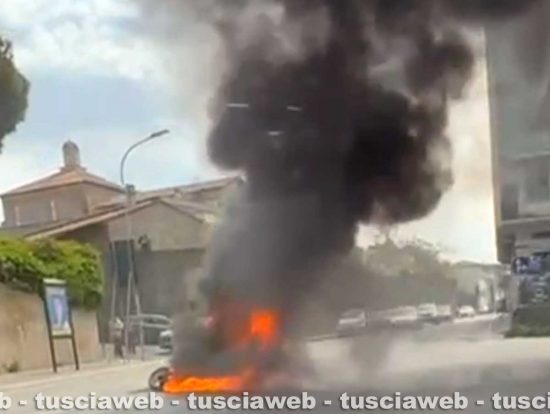 Viterbo - Ciclomotore in fiamme fuori porta Romana