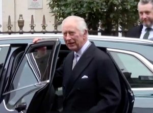 Re Carlo III torna in pubblico dopo l'annuncio del cancro