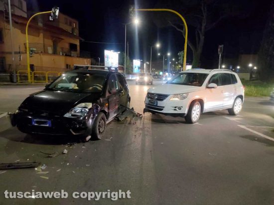 Viterbo - Scontro tra due auto a piazzale Gramsci, un ferito