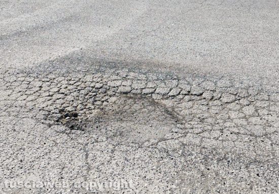 Viterbo - Zona artigianale di Grotte Santo Stefano - Strada dissestata