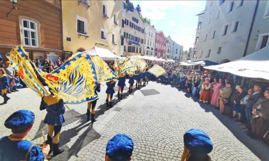 Rattenberg - Sbandieratori e musici di Santa Rosa in Austria alla festa medievale