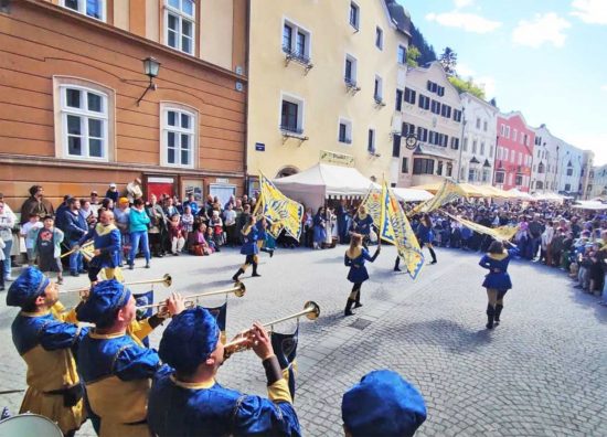Rattenberg - Sbandieratori e musici di Santa Rosa in Austria alla festa medievale