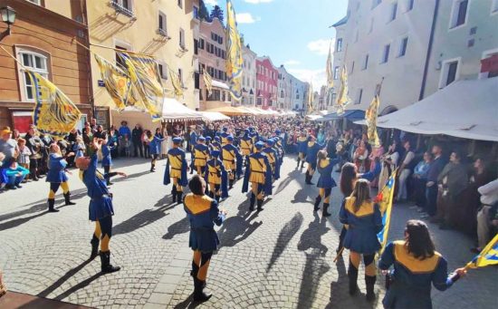 Rattenberg - Sbandieratori e musici di Santa Rosa in Austria alla festa medievale