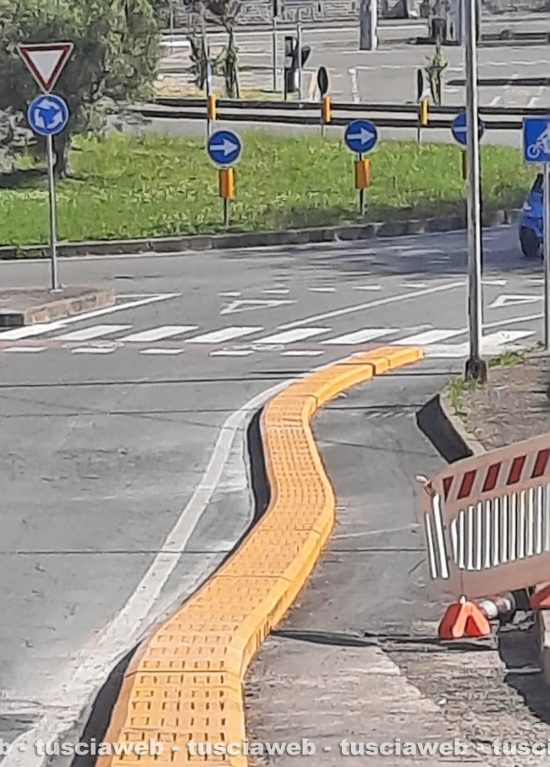 Viterbo - Pista ciclabile nei pressi della rotatoria a Valle Faul