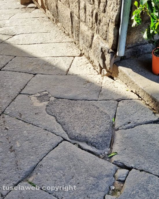 Viterbo - Colate di cemento al posto dei sampietrini in via San Pellegrino
