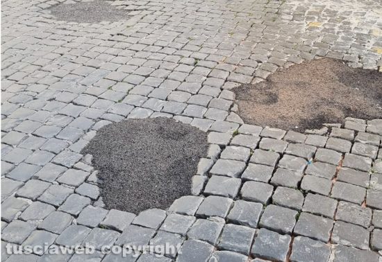Viterbo - Colate di cemento al posto dei sampietrini in via San Pellegrino 