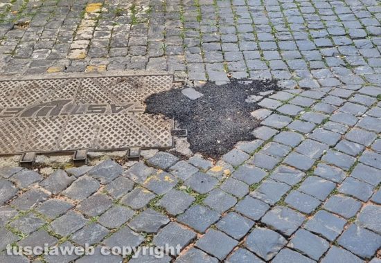 Viterbo - Colate di cemento al posto dei sampietrini in via San Pellegrino