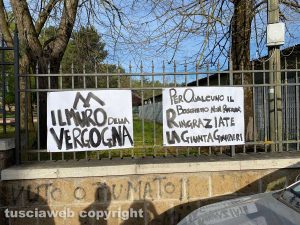 Civita Castellana - Striscioni di protesta fuori al Boschetto