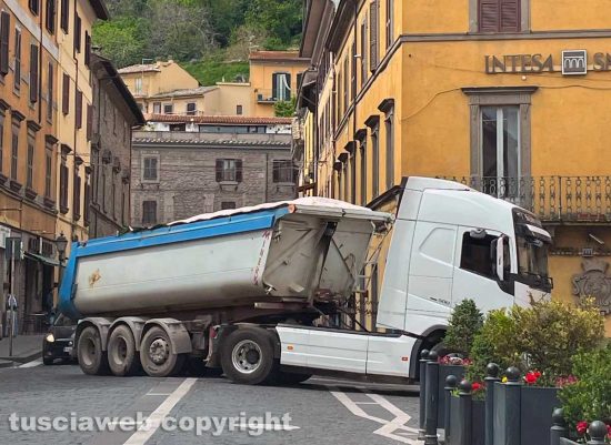 Soriano nel Cimino - Un mezzo pesante transita per le vie del paese