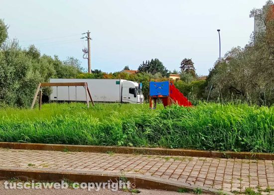 Viterbo - Erba alta al parco giochi in via Raffaello