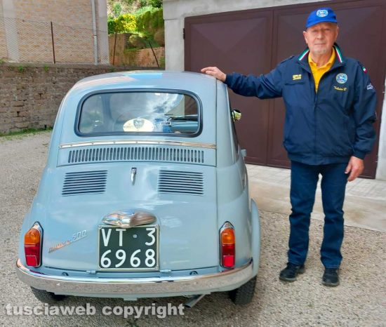 La nuova targa d'epoca sull'auto di Claudio Valentini