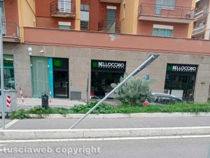Viterbo - Un palo storto in via Genova