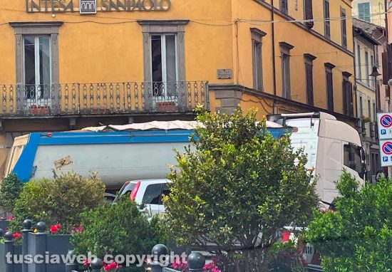 Soriano nel Cimino - Un mezzo pesante transita per le vie del paese