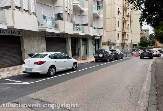 Viterbo - Auto parcheggiate in via Vicenza