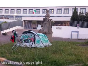 Viterbo - Una tenda davanti il tribunale