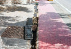Viterbo - Una griglia non segnalata all'entrata dei giardini al Pilastro