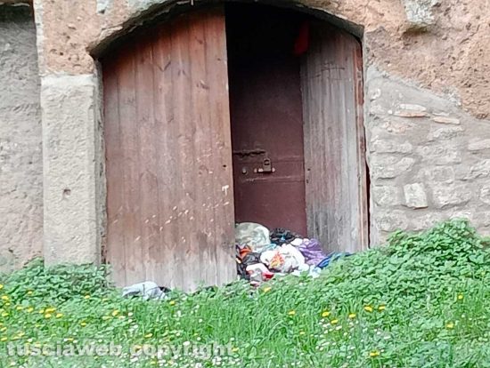 Viterbo - Rifiuti abbandonati vicino Porta Murata