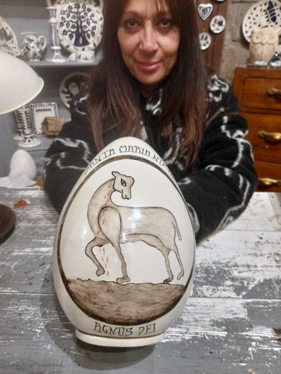 Viterbo - Una delle uova realizzate dalla ceramista Cinzia Chiulli