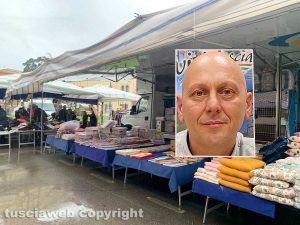 Viterbo - Il mercato del sabato a piazza della Rocca, nel riquadro Giulio Terri