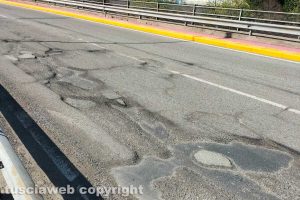 Viterbo - Buche sul ponte in via Alessandro Volta
