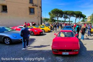 Viterbo - Le Ferrari del gruppo "Amici ferraristi" in piazza dei Caduti
