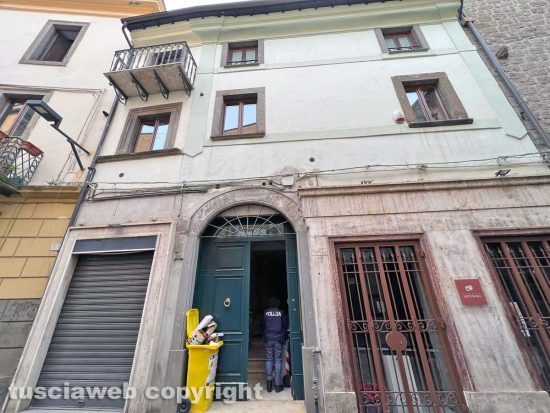 Viterbo - Uomo trovato morto in via Saffi - La polizia sul posto
