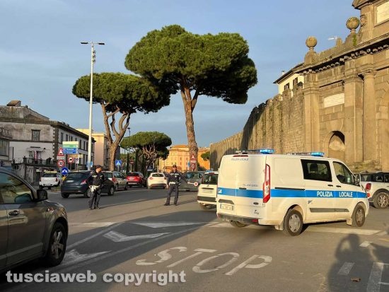 Viterbo - Code a Piazzale Gramsci - La polizia locale