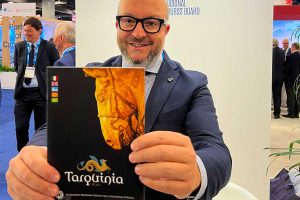 Mauro Rotelli mostra uno dei depliant di Tarquinia al Seatrade di Miami