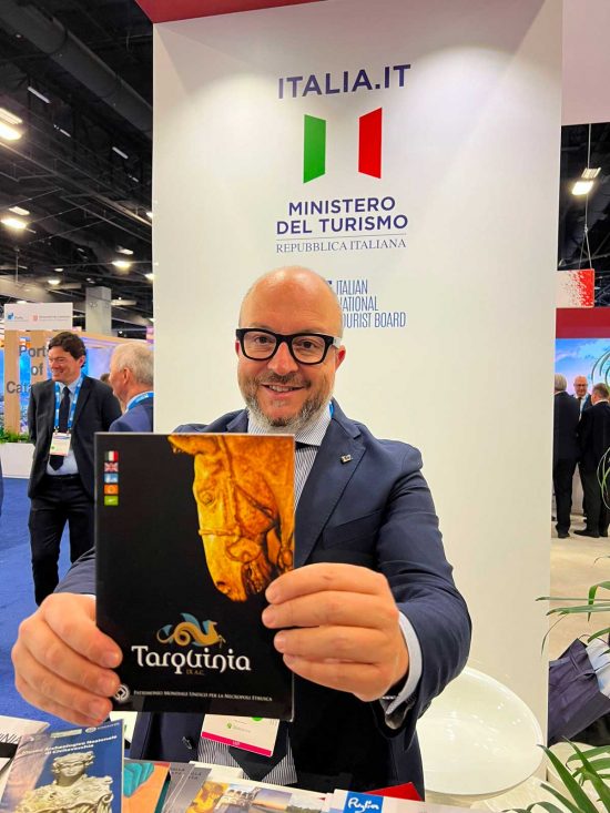 Mauro Rotelli mostra uno dei depliant di Tarquinia al Seatrade di Miami