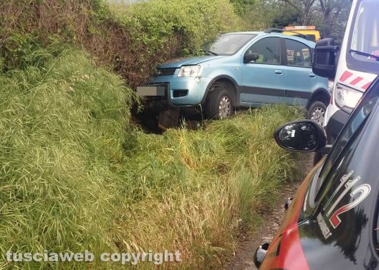 Montefiascone - Auto finisce fuori strada