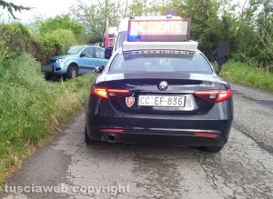 Montefiascone - Auto finisce fuori strada