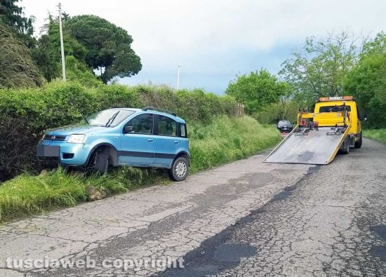 Montefiascone - Auto finisce fuori strada