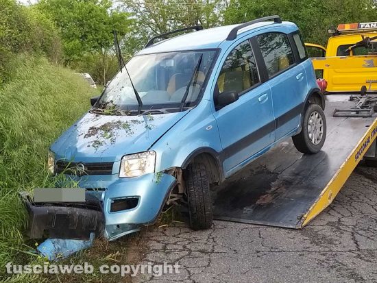 Montefiascone - Auto finisce fuori strada