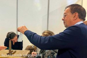 Tarquinia - Il sindaco Alessandro Giulivi alle votazioni per l'Università agraria