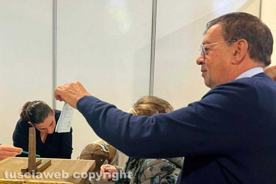 Tarquinia - Il sindaco Alessandro Giulivi alle votazioni per l'Università agraria