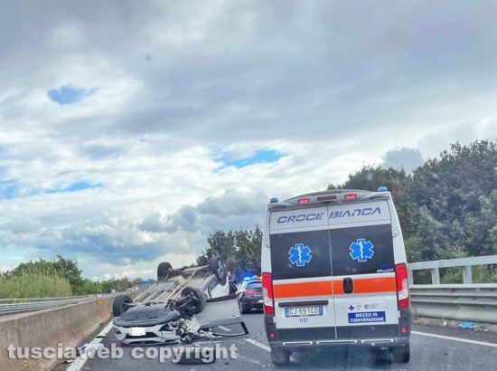 Viterbo - Auto si scontrano e una si ribalta, due feriti