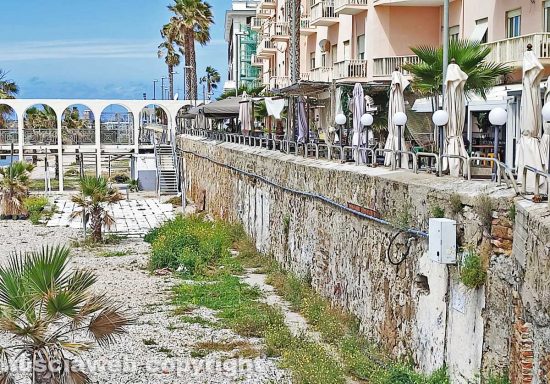 Civitavecchia - Il muro da dove è caduta la 17enne