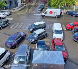 Viterbo - Parcheggio selvaggio in piazza fratelli Maristi