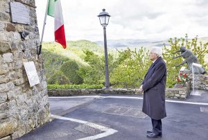 Sergio Mattarella di fronte all'epigrafe commemorativa dell'eccidio di Civitella