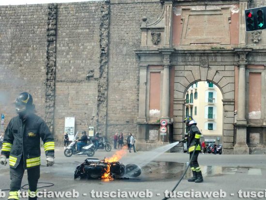 Viterbo - Ciclomotore in fiamme fuori porta Romana